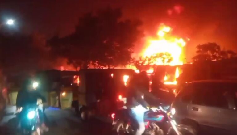 Breaking: Massive Fire Engulfs Bahawalpur Industrial Exhibition, Devastating Many Shops